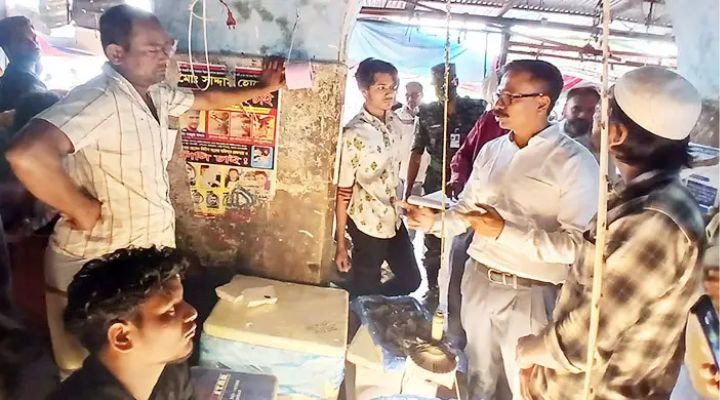 জেলিযুক্ত চিংড়ি মাছ বিক্রির দায়ে ব্রাহ্মণবাড়িয়ায় বিক্রেতাকে জরিমানা